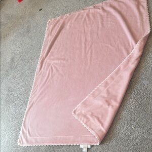 GEGRGE Soft Pink Blanket with Scalloped Edges